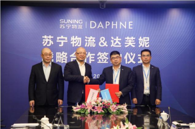 一代鞋王轰然倒塌谁扔下了达芙妮,一代鞋王达芙妮退出线下零售