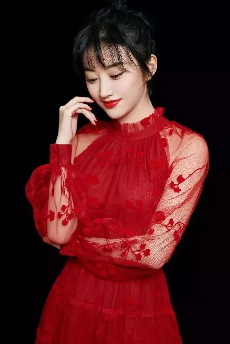 这篇春晚穿搭主要是来回(应)馈(付)社(老)会(板)的!