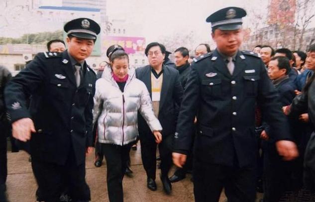 刘晓庆姜文再相聚视频,刘晓庆和陈佩斯开玩笑