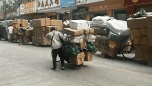 越南人拉千斤货物,上万越南人在中国买东西