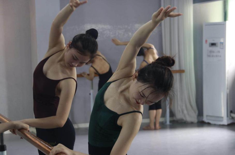 艺术生考大学容易,艺术生大学毕业出来就业前景广吗