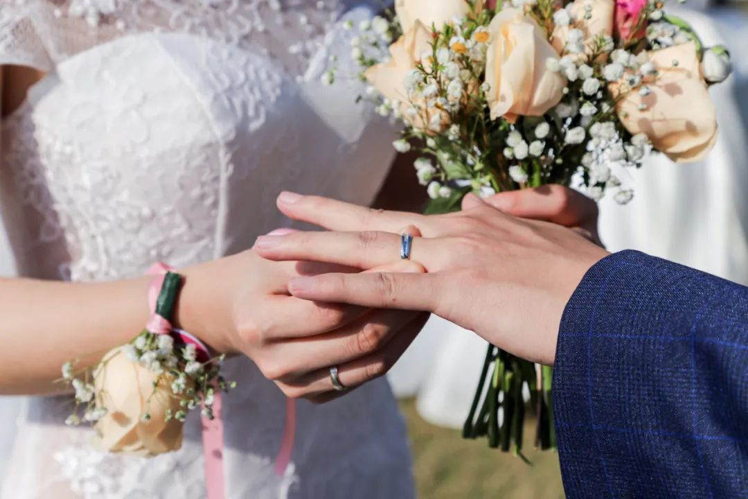 李兰娟致敬院士视频,致敬李兰娟院士的诗朗诵