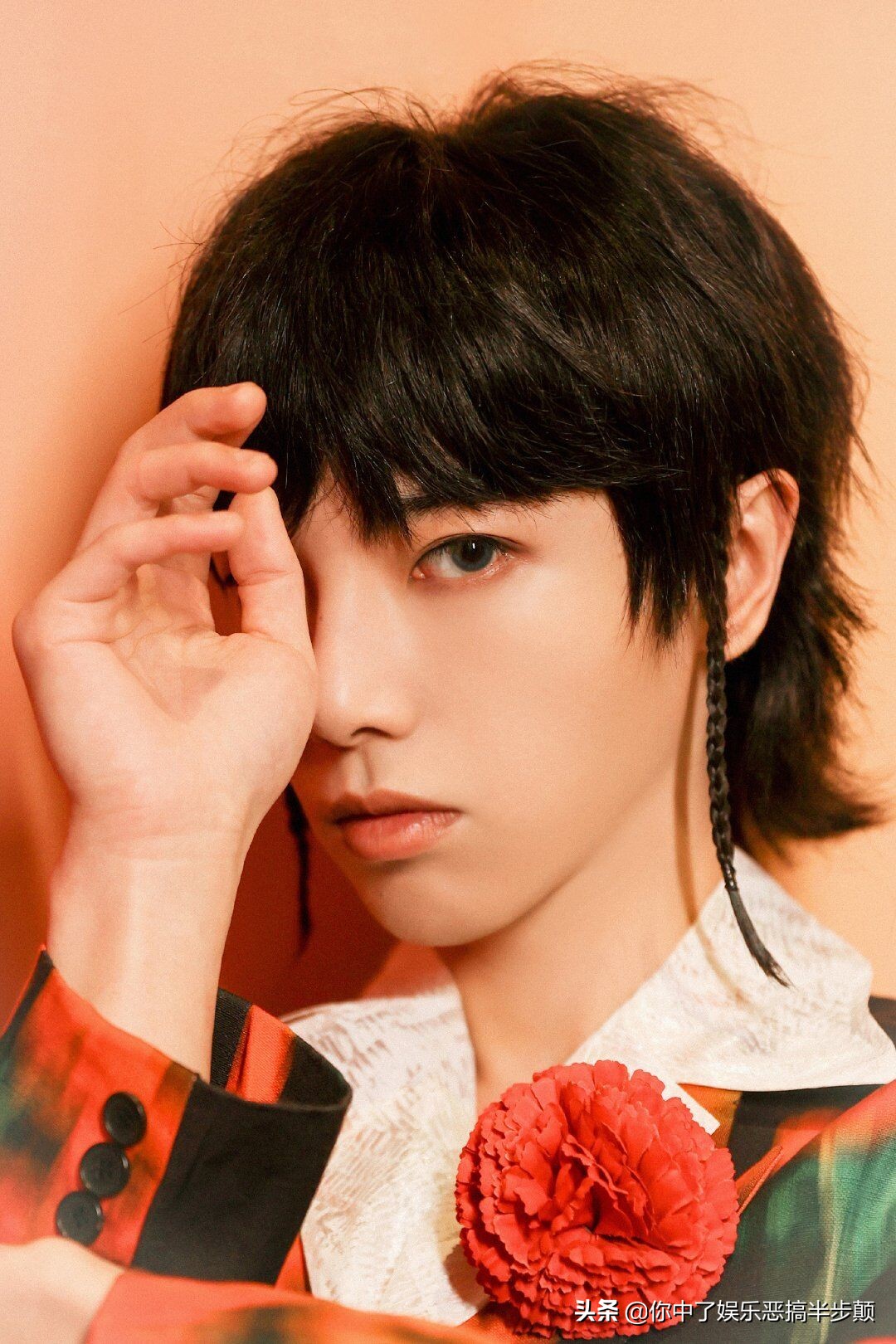 网友晒视频照片爆料华晨宇劈腿整容，华晨宇回应：将取证追责