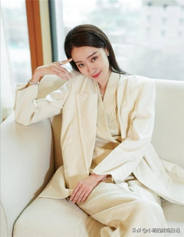 西装小脚直筒裤雪纺衫春夏,紧身裤搭配露肩衫洋气还清新减龄