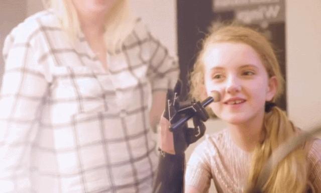 13岁无臂女孩成最酷“美妆博主”:不惧命运的人太酷了