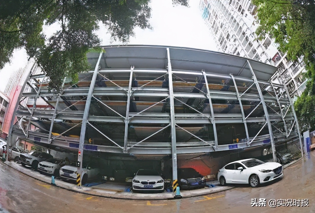 重庆楼中间的露天停车场,重庆狭窄的地下停车场