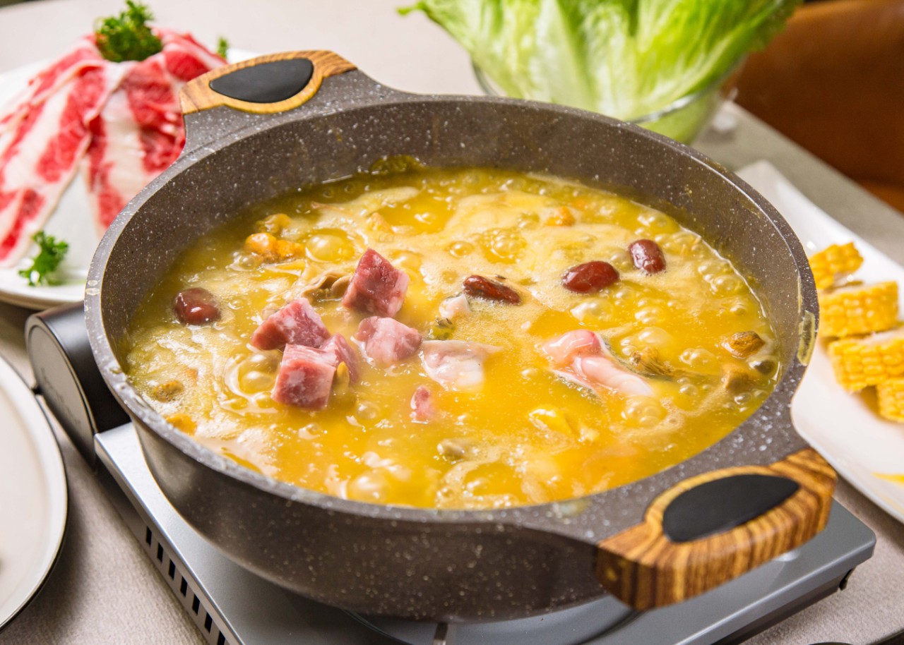 降温了适合吃点什么,一锅鲜香软嫩的花胶鸡火锅