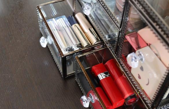 化妆品收纳技巧：学会这4个超强收纳术，化妆品再多也不用断舍离