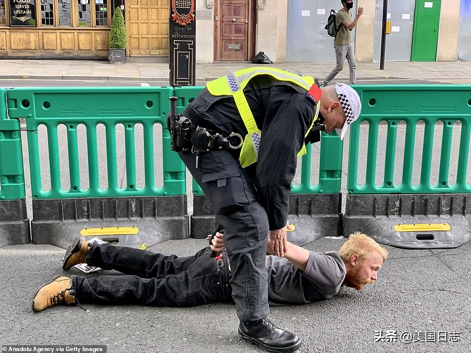 英国抗议人群与警方爆发冲突,英国白人右翼和反种族主义