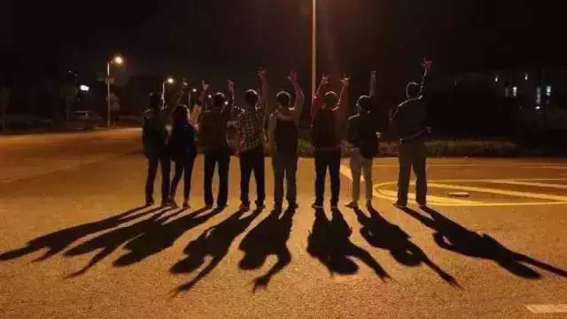 他14岁开始摆摊创业,他11岁开始创业