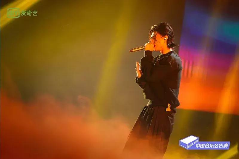 王源下颌骨脱位哭了,王源下颌骨脱位表演