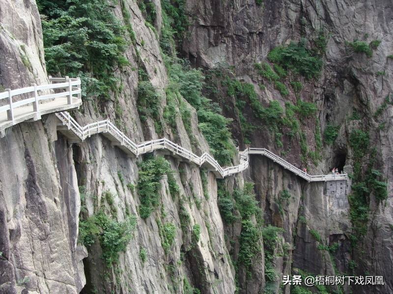 悬崖绝壁的坟墓是怎么修建的,悬崖峭壁上的棺材是怎么上去的