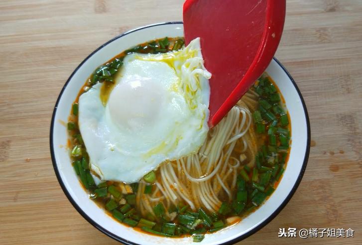 酸辣面条的神仙吃法加番茄,家里只有面条怎么做拌面酸辣的