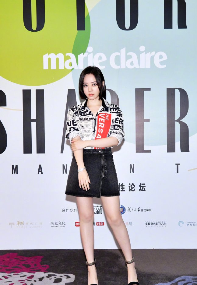 张靓颖波点透光衫,张靓颖暴瘦穿礼服裙