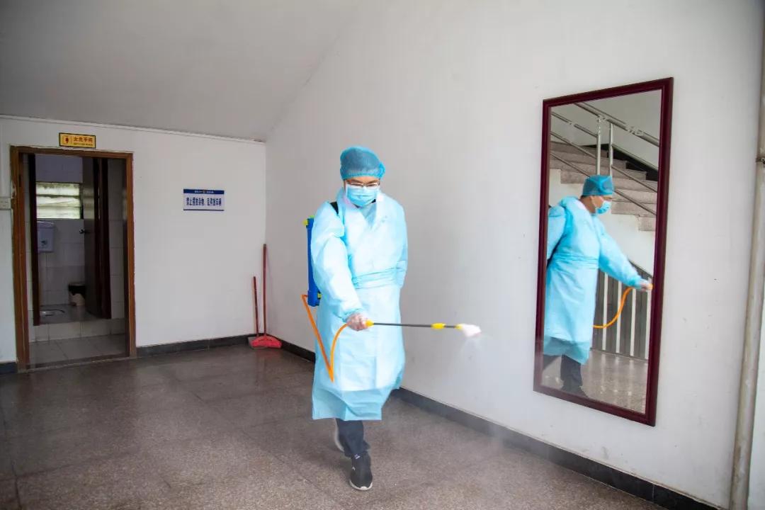 到抗疫一线医护人员需要什么条件,走到一线去抗击疫情