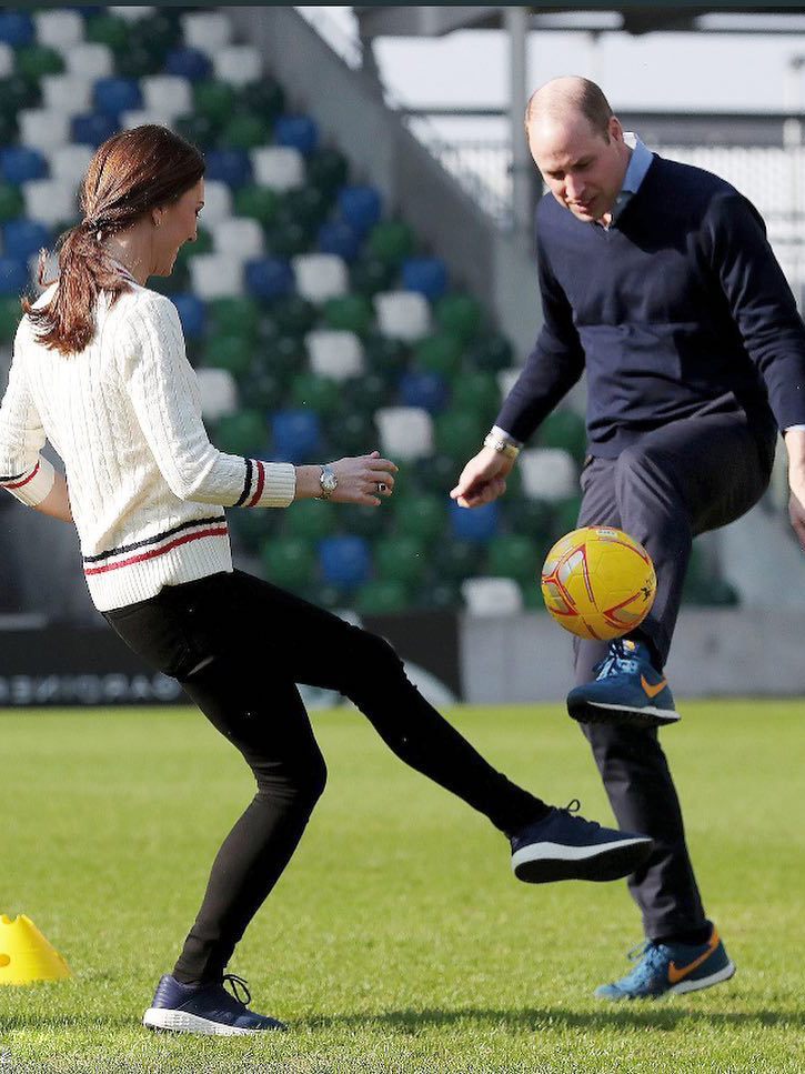 凯特王妃踢足球,凯特王妃条纹毛衣