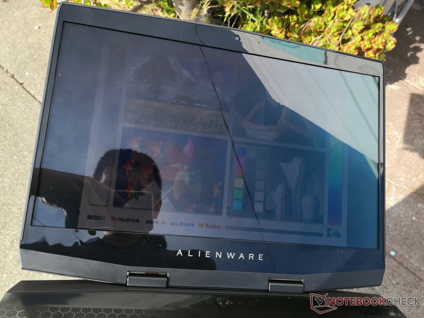 笔记本oled和ips屏幕哪个好,笔记本oled屏和lcd屏哪个好