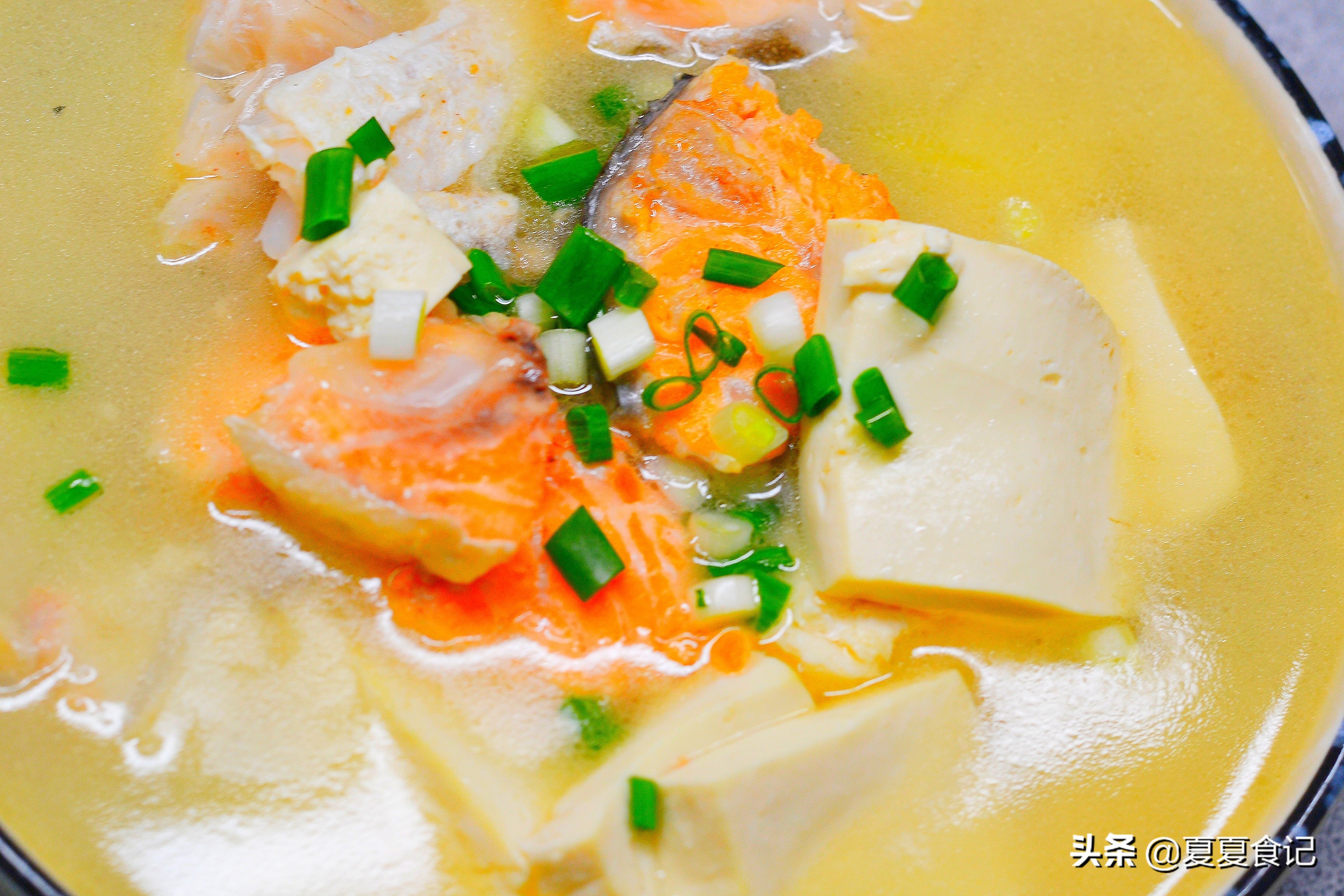 三文鱼头煮汤怎么做汤好喝,简易又美味的三文鱼头汤做法