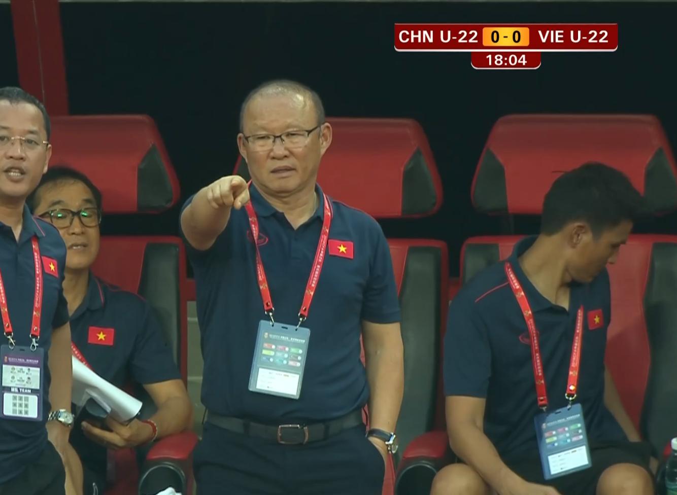 越南小将亚洲杯头球一跃成名,越南球员梅开二度