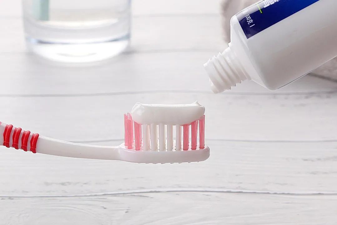 白墙红酒印渍怎么去除,去除红酒渍小妙招用白葡萄酒