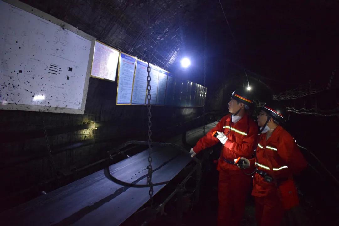 胆真大！电子手表竟带到煤矿井下执法人员：下井前不检查吗？