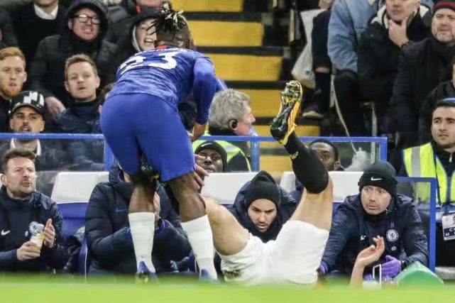 断子绝孙脚的致命一击,蓝军各项赛事4场不胜沦为笑柄