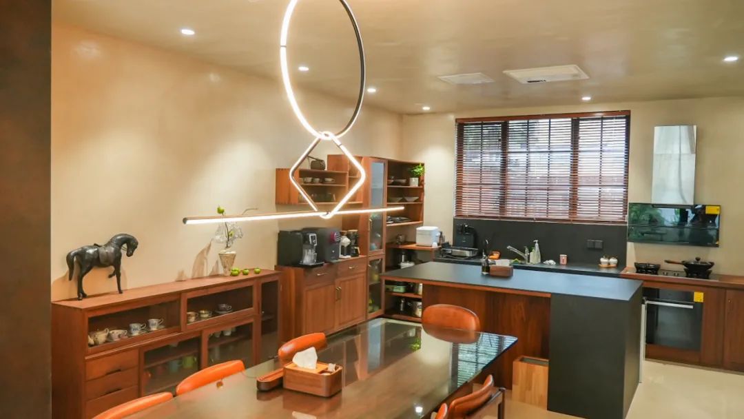 住在上海闹市400平的房子里，花开不败，开窗见池塘，太羡慕了