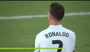 c罗高高跃起头球把球砸向了球门,c罗脱下队长袖标怒摔草坪上