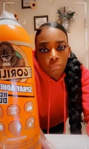 美国女人用强力胶做发胶,美国女子用发胶固定头发结果