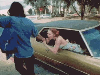 那些撩大腿搭便车的女孩，有的变成了姓奴