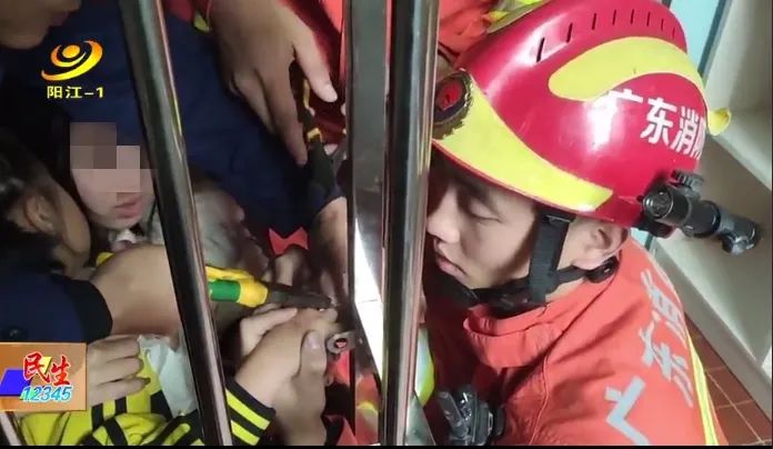 消防员手被卡怎么办,手指被卡消防来了