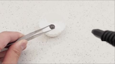 日本小哥用攒了一年的「指甲」给女友做了个钻戒？网友：妈呀变态