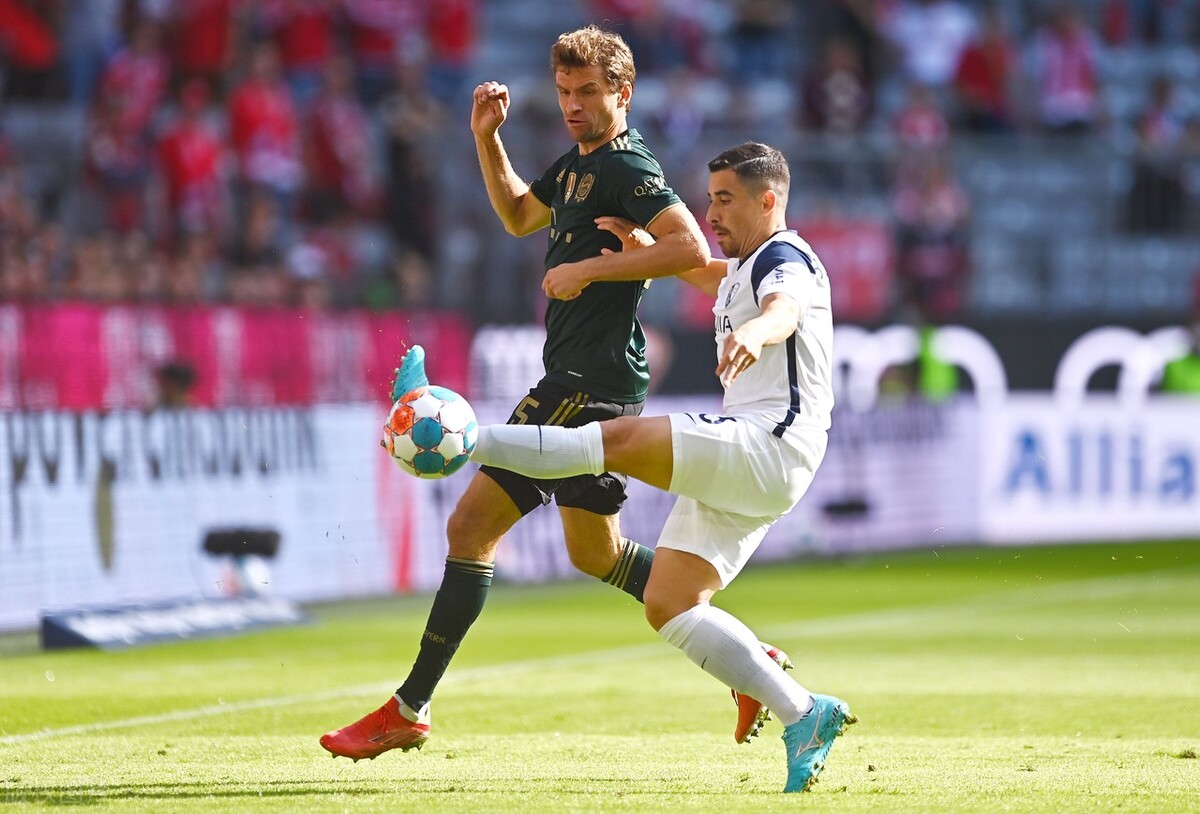 拜仁主场7-0波鸿，快速传导送对手*案惨**，主裁判充当老好人无补时