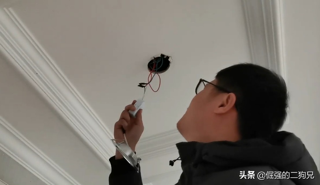 无主灯筒灯坏了怎么换,家里吸顶灯坏了需要请电工吗