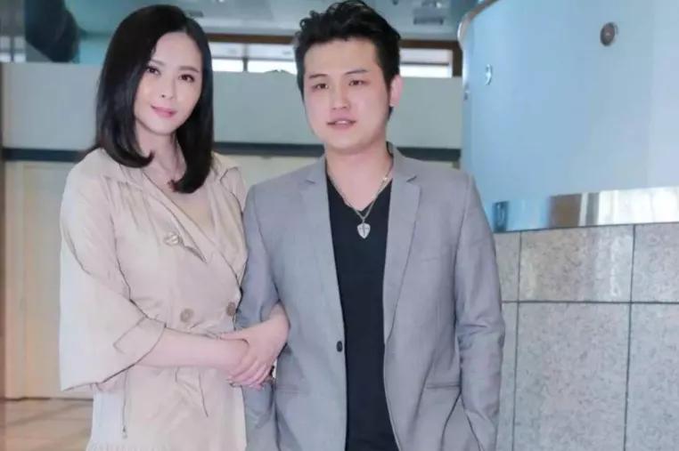 卖假包骗闺蜜！被虚荣心毁掉的女星丁小芹，从康熙女神沦为罪犯