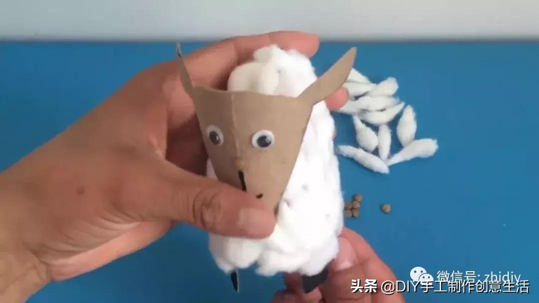 用白纸做个可爱的咩咩羊,用纸折一个可爱的小山羊