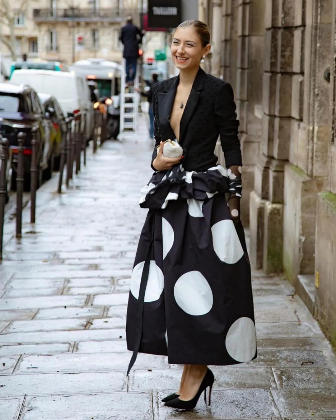 黑色衣服这么穿才有气场,黑色大摆半身裙怎么搭配上衣高级