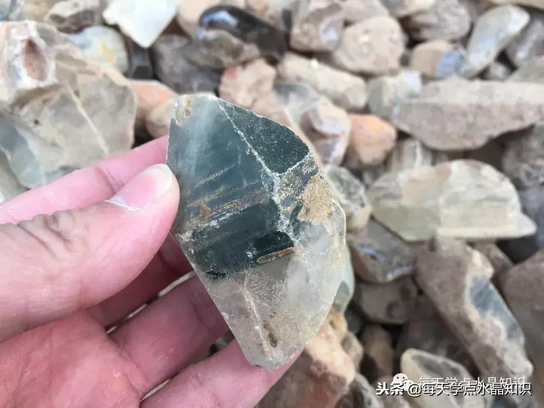 天蒙蒙亮赶个早市看一看天然水晶毛料市场