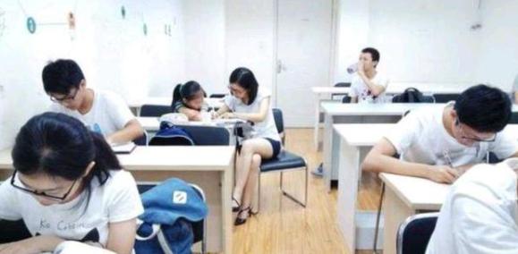 家长举报老师给自己孩子补课后续,家长举报老师补课孩子遭霸凌