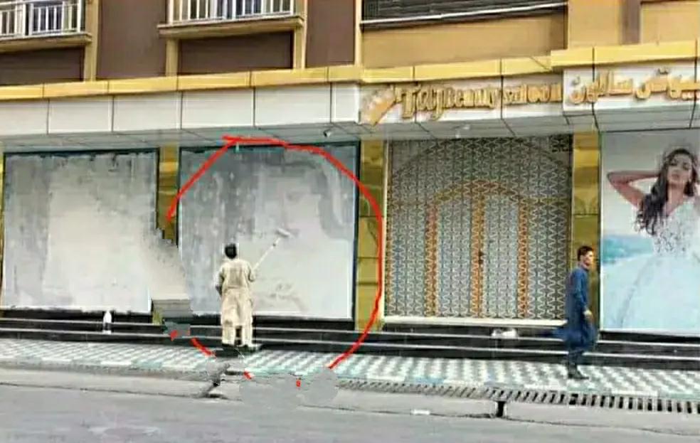 21岁足球运动员身亡,17岁足球青训队员从飞机侧面坠落