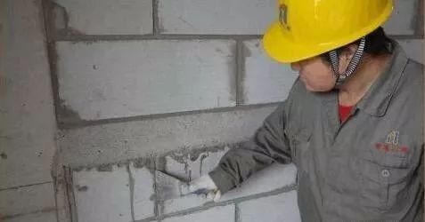 石膏墙面空鼓可以用砂浆补吗,石膏砂浆墙面裂缝怎么修补