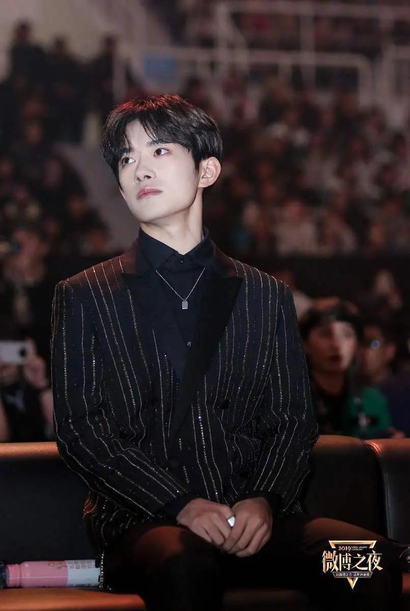 微博之夜赵丽颖杨幂一起走红毯 (杨幂赵丽颖微博之夜美图对比)