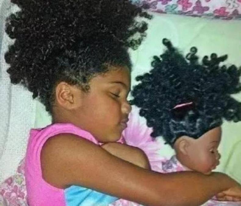 宝宝不像爸爸也不像妈妈正常吗,宝宝不像爸爸是亲生的吗