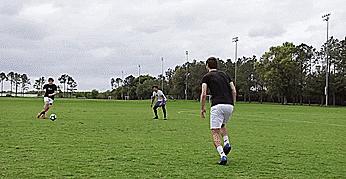 足球常用的传球方式,足球运球传球技巧