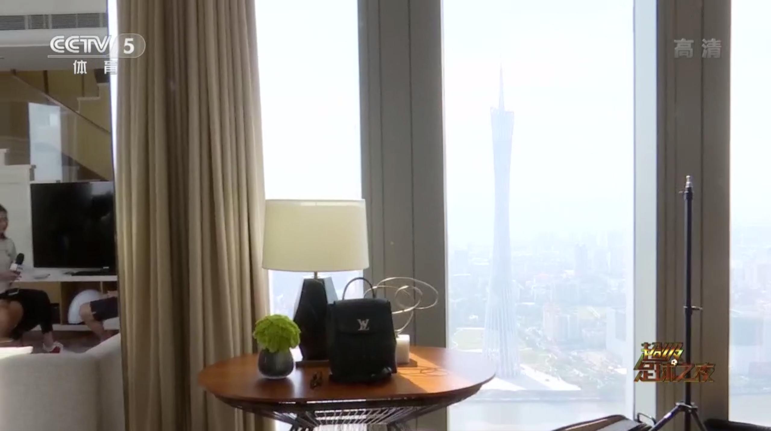 国足前锋艾克森独居广州豪宅！正对广州塔一线江景1楼客厅2楼卧室