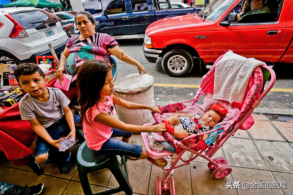这里的肯德基加装防暴钢窗，保安用AK-47看店，此时此刻就在美洲