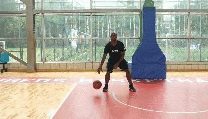 打篮球特别久还是很菜怎么办,打篮球怎么做到正确运球