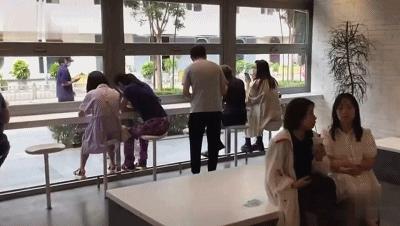 杨幂逛街被偶遇大方合影,杨幂逛街被偶遇三里屯穿搭照片