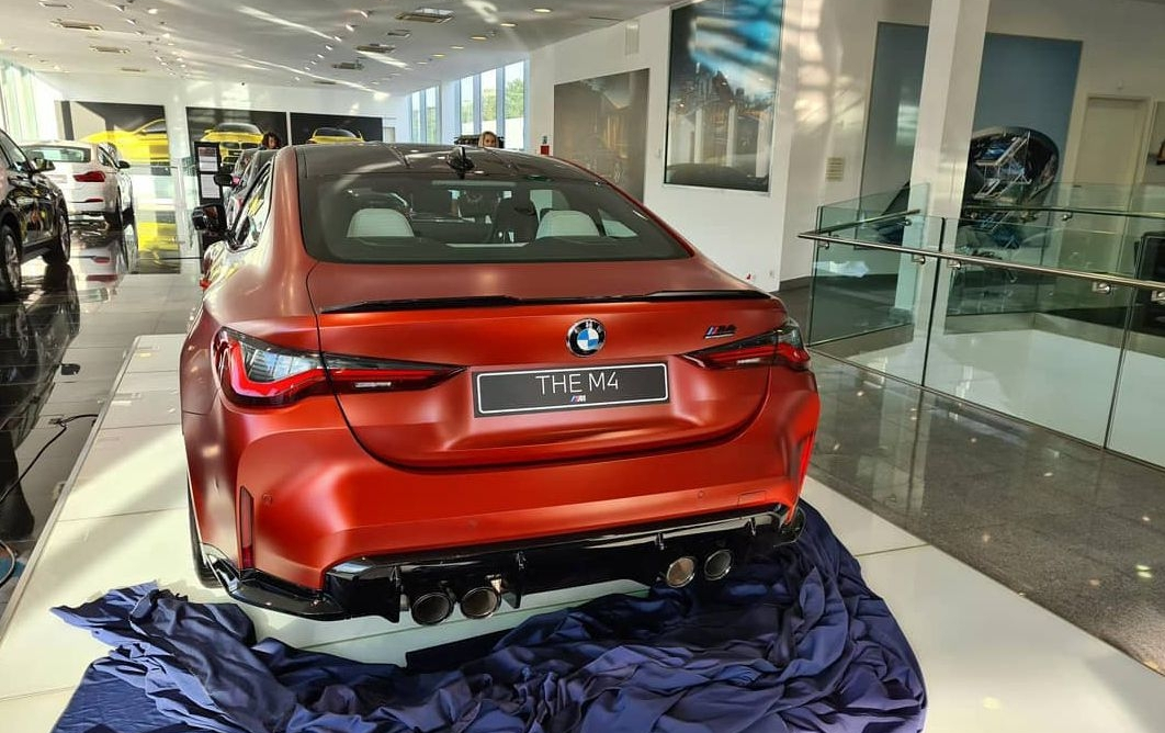 最新款宝马m4在大街上跑,激光大灯宝马四系