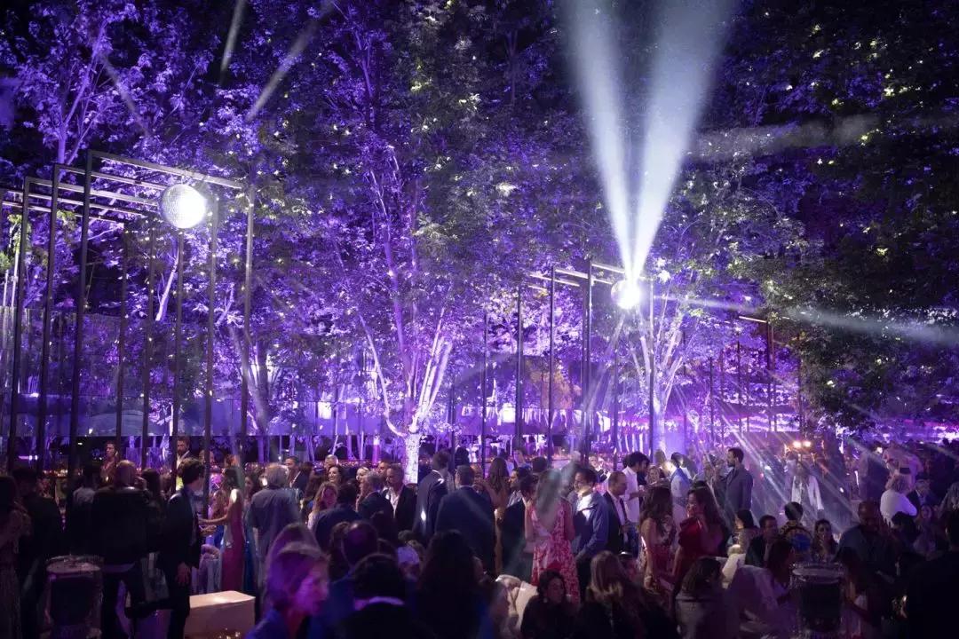 15万颗施华洛世奇水晶,eliesaab婚纱